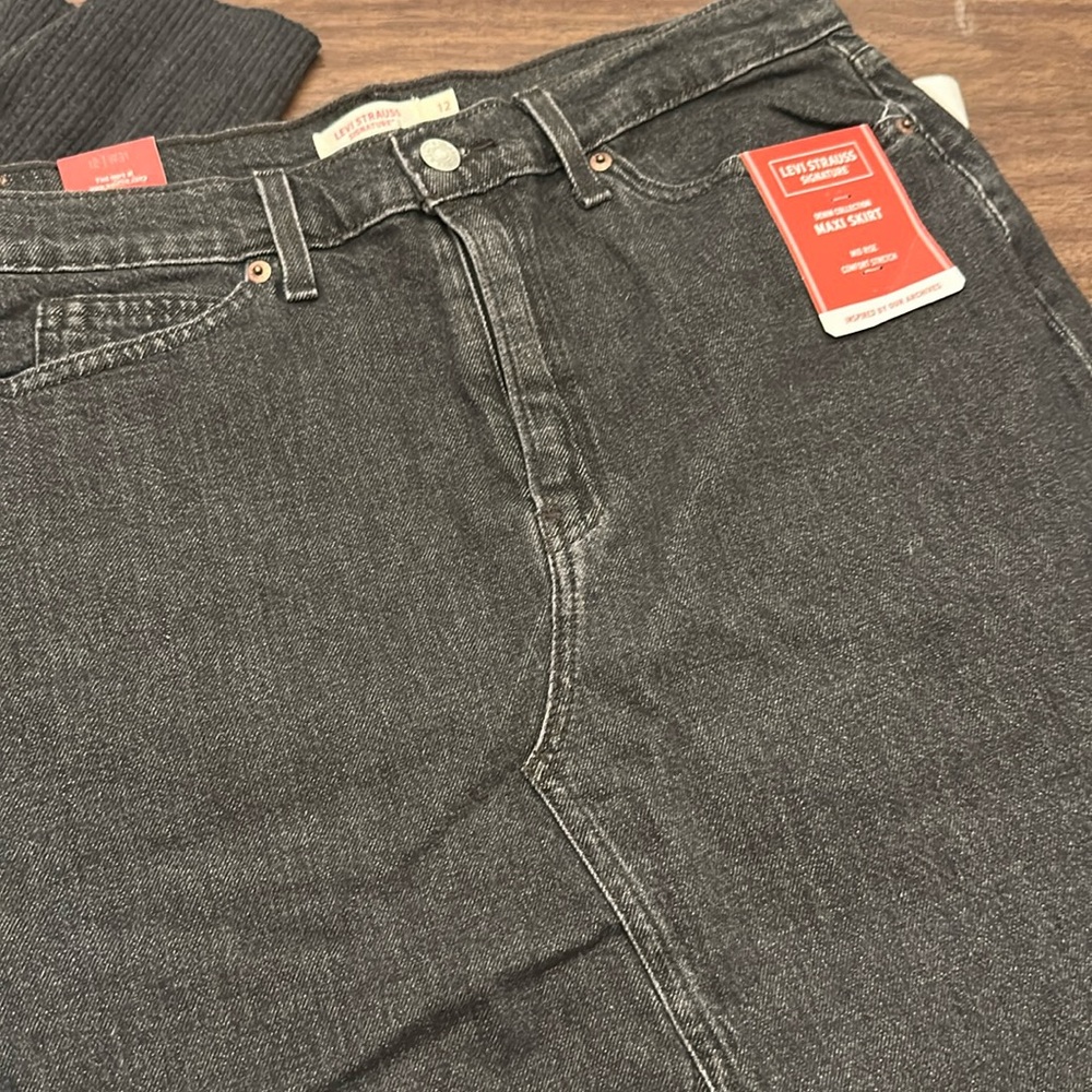 Levi’s black wash denim skirt. Size 12.